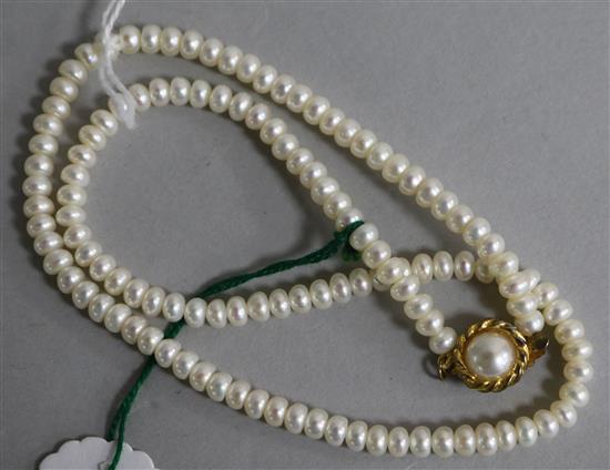 A single strand cultured pearl necklace, 41cm.